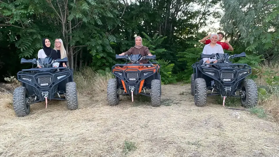 Parkurda üç ATV