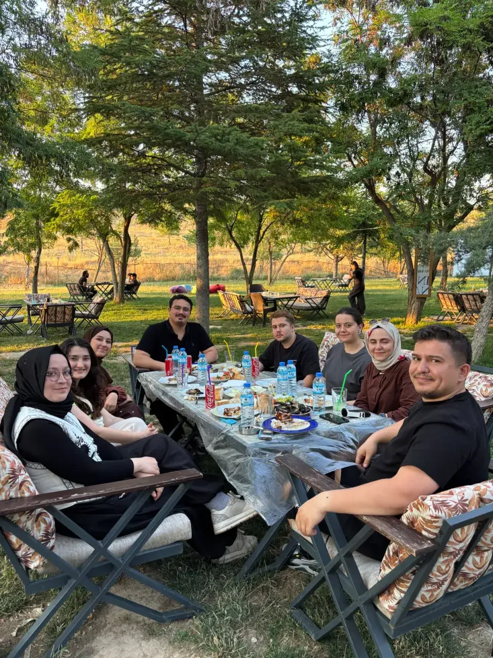 Ağaç gölgesindeki masada sohbet eden arkadaşlar, kafeterya Konya