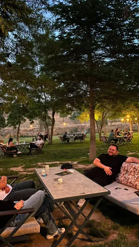 Minderli sandalyeli masalarla akşam oturma alanı, Selçuklu Konya