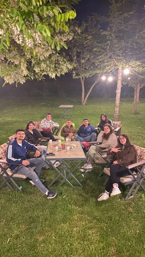 Işıklı ağaçlar altında masada oturan iki kişi, kafeterya Konya