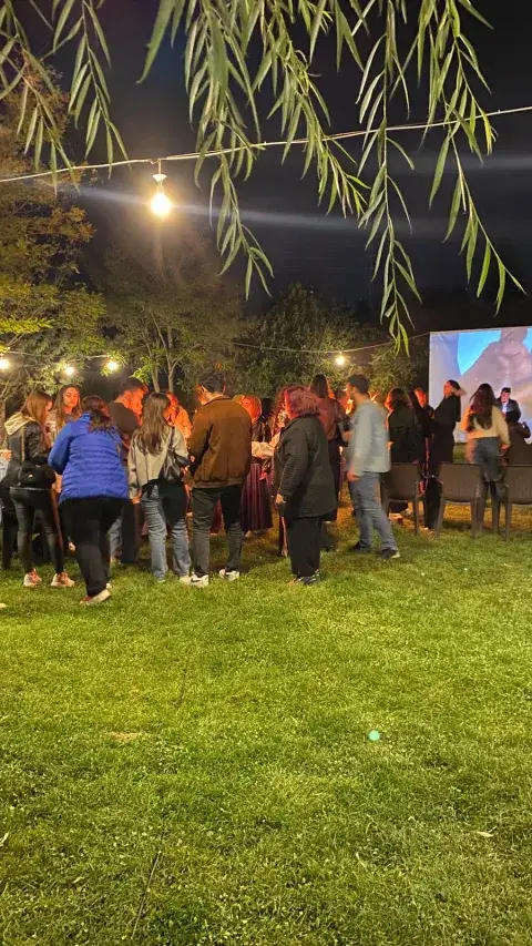 Gece ışık telleri altında sinema alanında bekleyen kalabalık, Konya