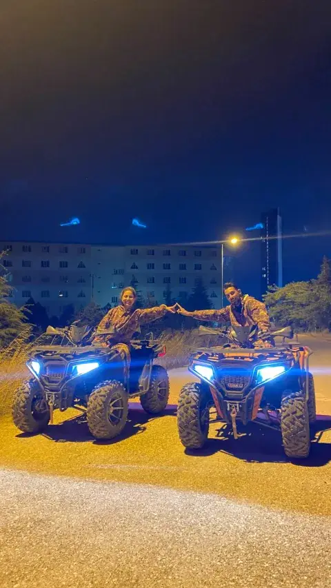 Gece iki ATV farlarını yakmış, arkada bina, Konya ATV safari