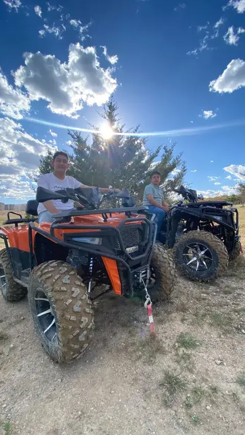 Güneş ışığı altında turuncu ATV ve sürücüleri, Konya ATV safari