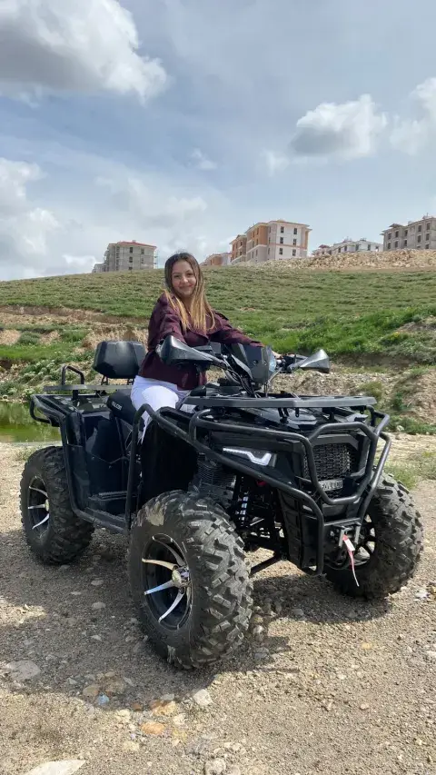 Tepelik arazide siyah ATV, arkada yerleşim, Selçuklu Konya