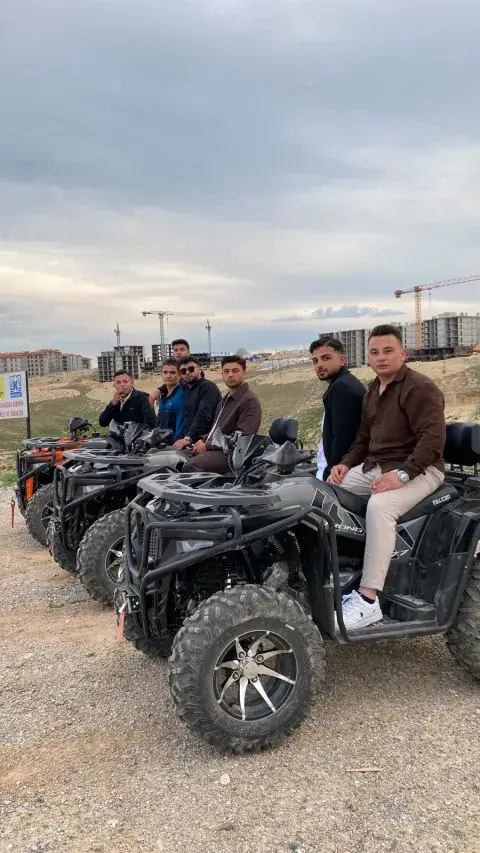 Toprak yolda dizilmiş ATV grubu, Konya ATV safari