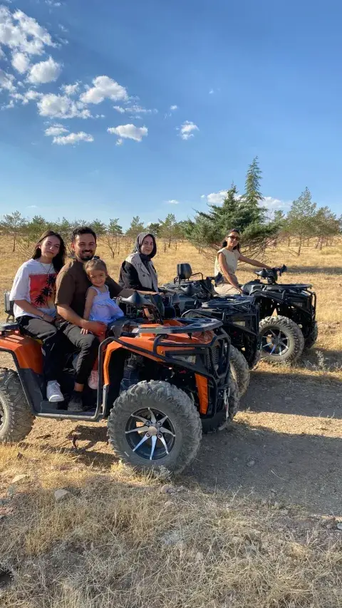 Turuncu ATV ve arkadaş grubu toprak yolda, Konya ATV safari