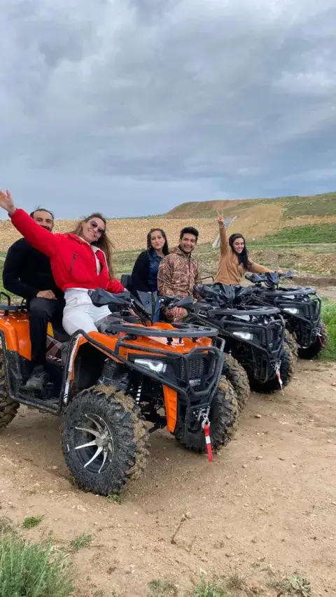 Turuncu ATV üzerinde el sallayan grup, arkada diğer ATVler, Konya