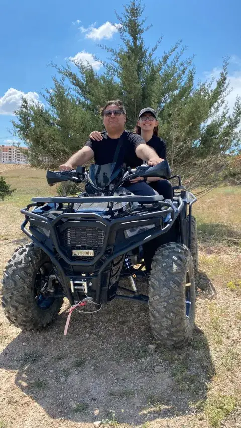 Çam ağacı önünde iki kişilik siyah ATV, Konya ATV safari