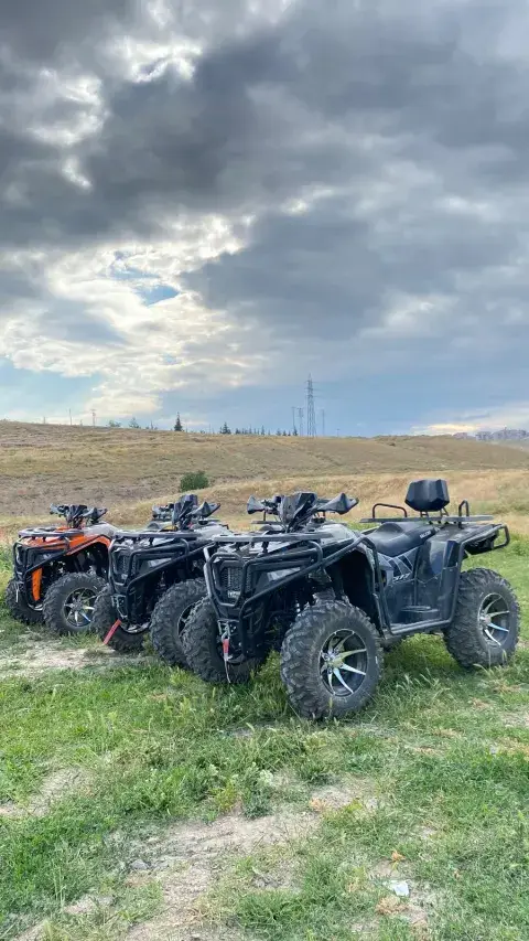 Yeşil çayırda park edilmiş ATV sırası, bulutlu gökyüzü, Konya