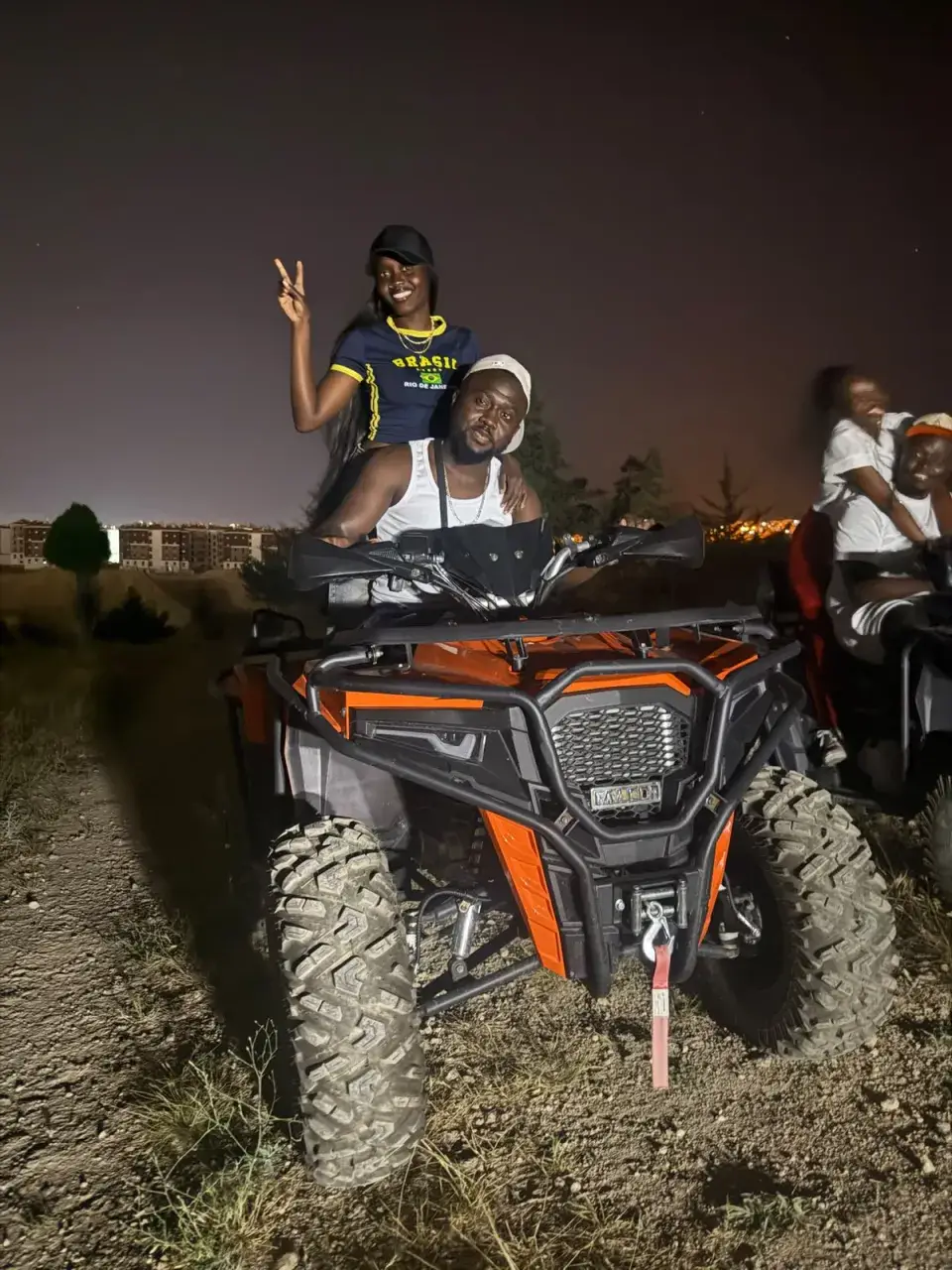 Gece turuncu 380cc ATV üzerinde arkadaş grubu, Konya