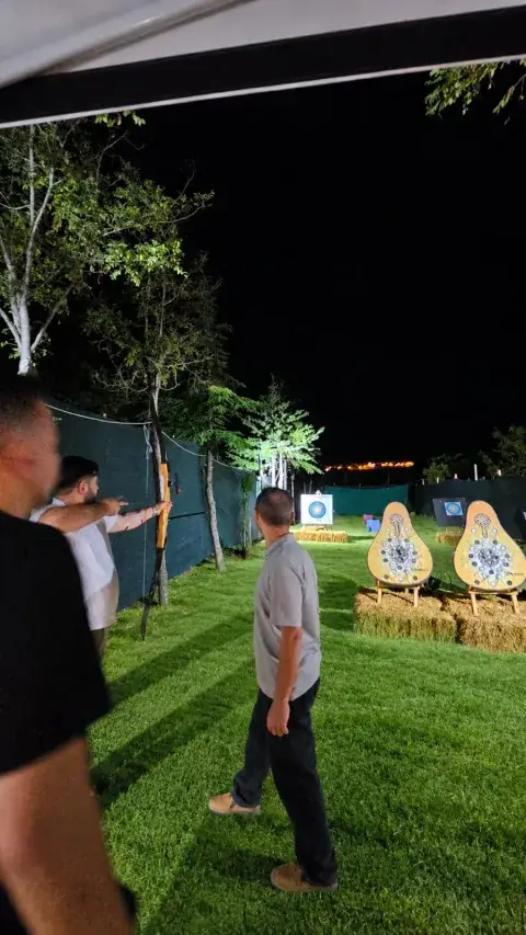 Akşam çimli okçuluk alanında hedefe doğru duran oyuncular, Konya
