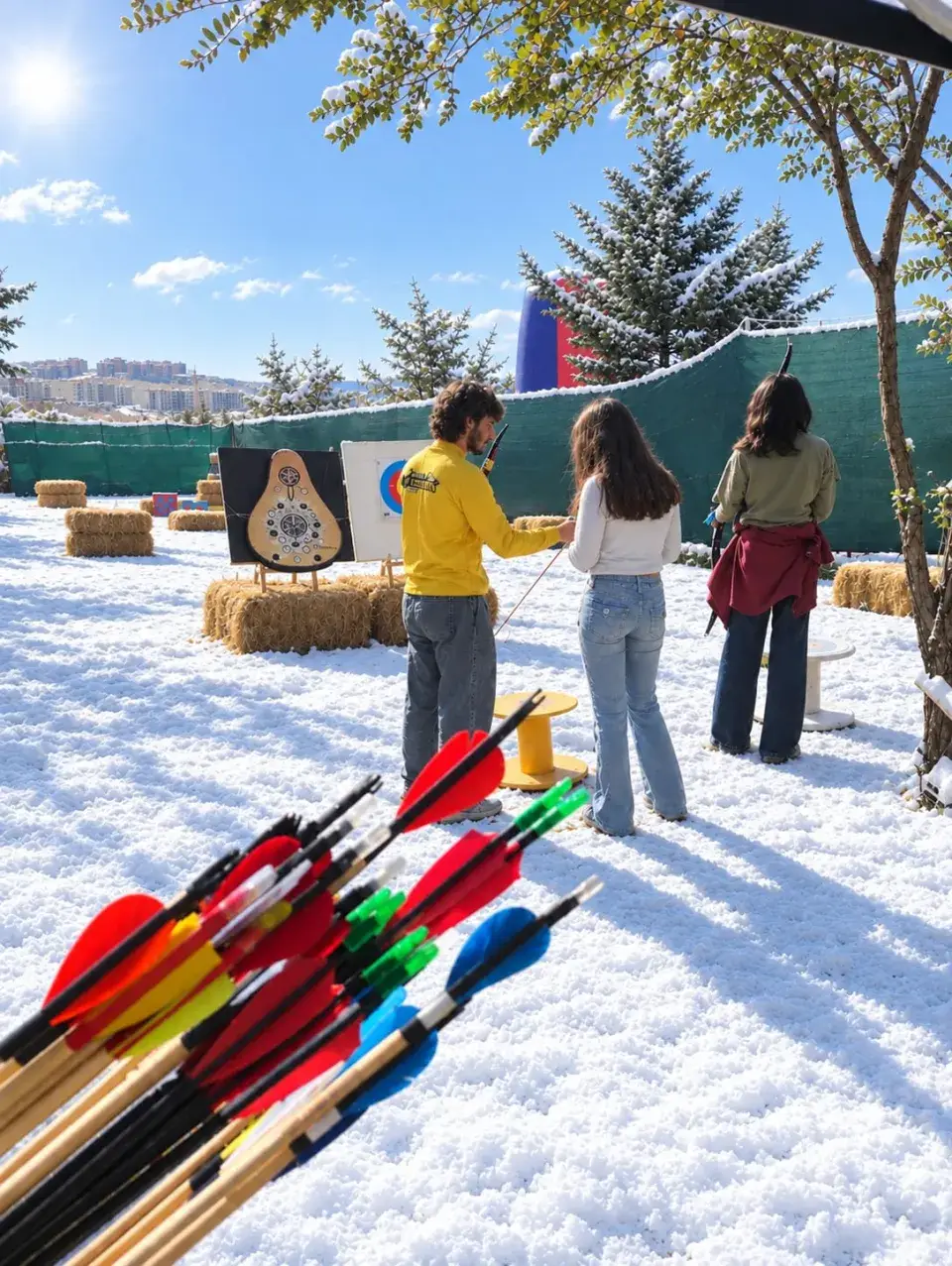 Beyaz zeminde renkli oklar ve arkada okçuluk hedefleri, Konya