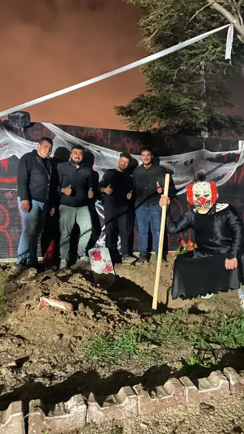 Örümcek ağı sarılı duvar önünde kürekli karakter ve grup, Konya