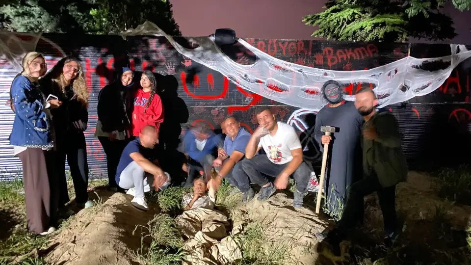 Örümcek ağı süslü duvar önünde toplanan ziyaretçiler, Konya