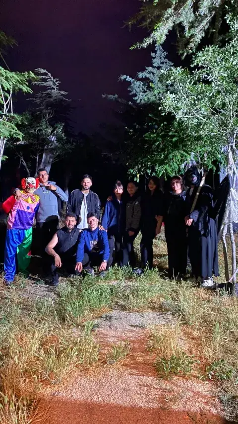 Gece ağaçlık patikada palyaçolarla korku köyü ziyaretçileri, Konya