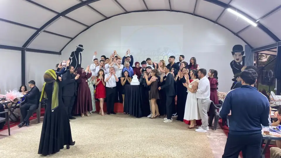 Kapalı çadır salonda toplu fotoğraf için bir araya gelen grup, Konya