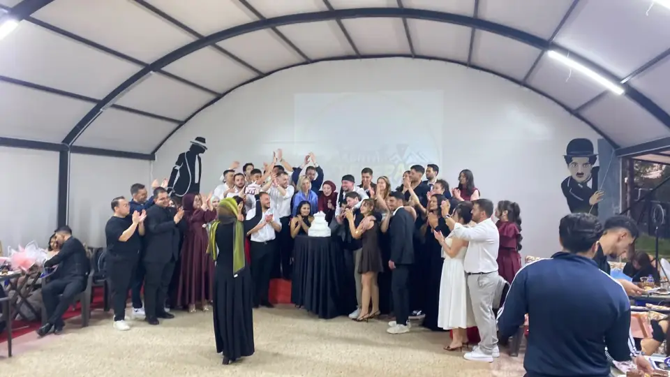 Salonda toplu poz veren mezuniyet balosu katılımcıları, Konya
