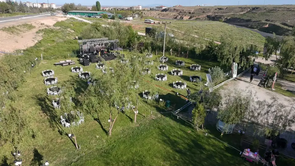 Masalar ve sahne düzeniyle bahçe, yandan havadan görünüm, Konya