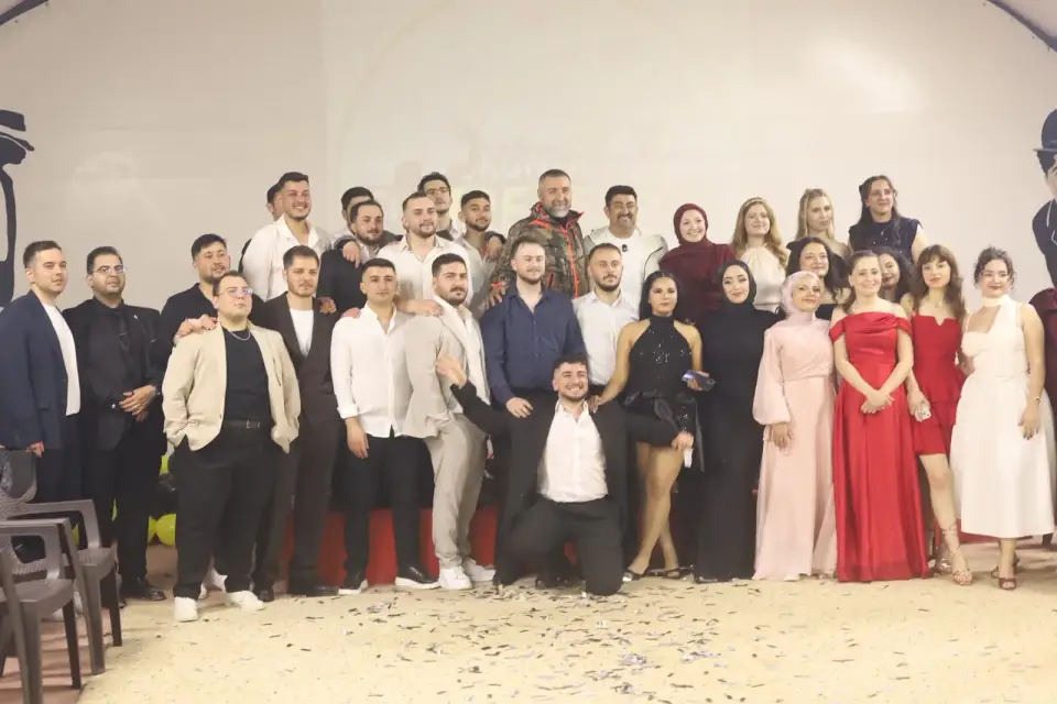 Beyaz fon önünde sıralanan topluluk, balo gecesi Konya