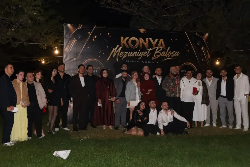 Gece balo panosu önünde toplanan katılımcılar, Selçuklu Konya