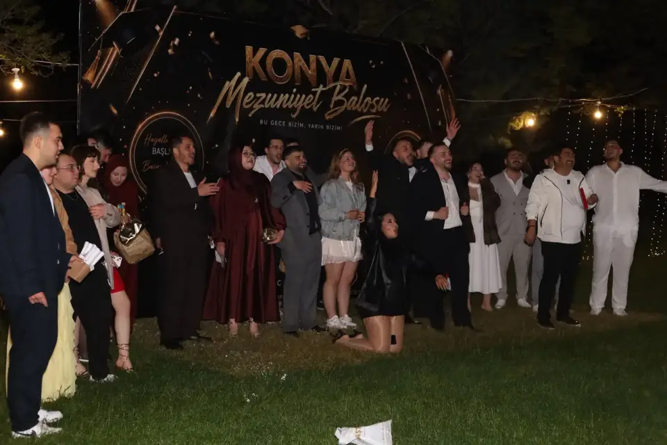 Gece ışıkta mezuniyet balosu alanında topluluk, Konya