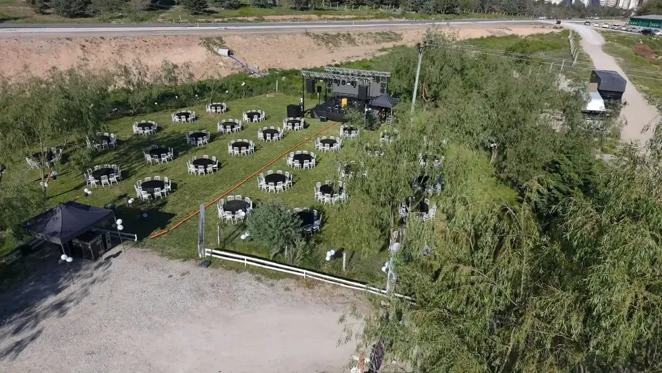 Sahne ve yuvarlak masalarla kurulu bahçe, drone görüntüsü, Konya