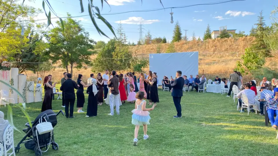 Çimlikte etkinlik misafirleri ve beyaz masalar, Selçuklu Konya