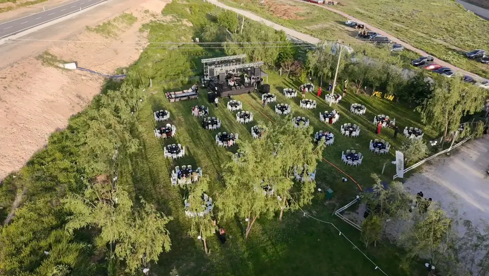 Yol kenarında ağaçlarla çevrili organizasyon bahçesi, havadan Konya