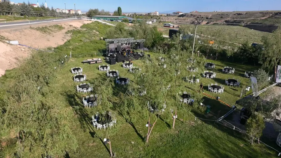 Bahçe ve arkasındaki yol, havadan organizasyon alanı Konya