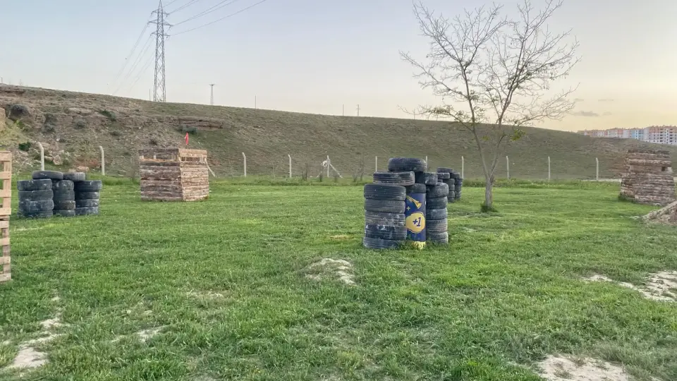 Lastik yığınları ve ahşap siperli geniş paintball sahası, Konya