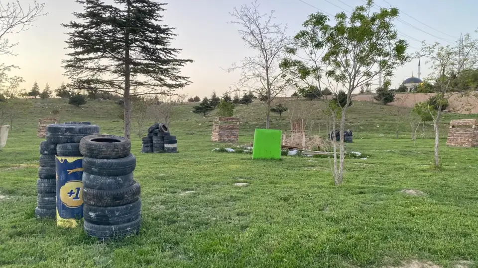 Çam ve lastik siperlerle çimli paintball sahası, Selçuklu Konya