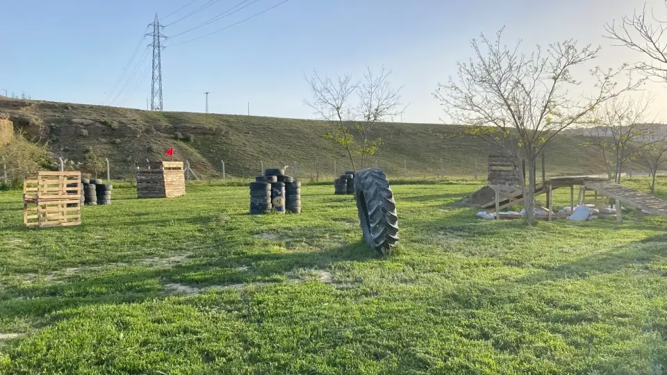 Lastikler ve ahşap kutularla oluşturulmuş saha bölümü, Konya
