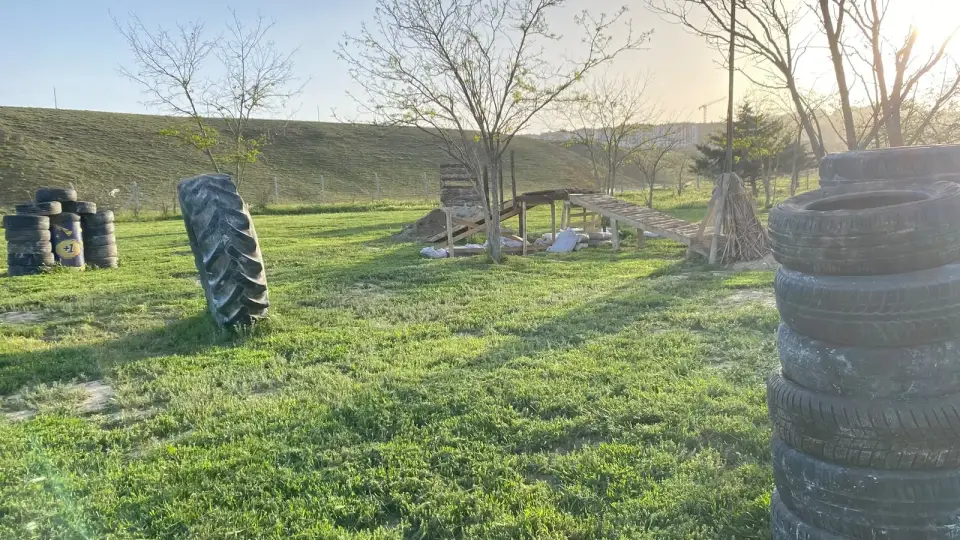 Gün batımı ışığında lastik siperli paintball alanı, Konya