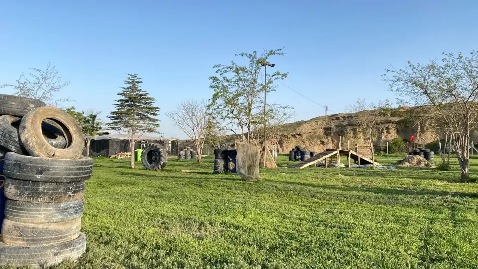 Lastik yığınları ve yeşil çim, paintball sahası, Konya
