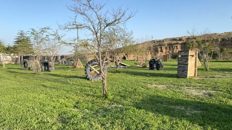 Tepe önünde ahşap siperli paintball sahası, Selçuklu Konya