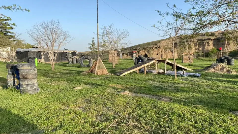 Paintball sahasında ahşap barikatlar