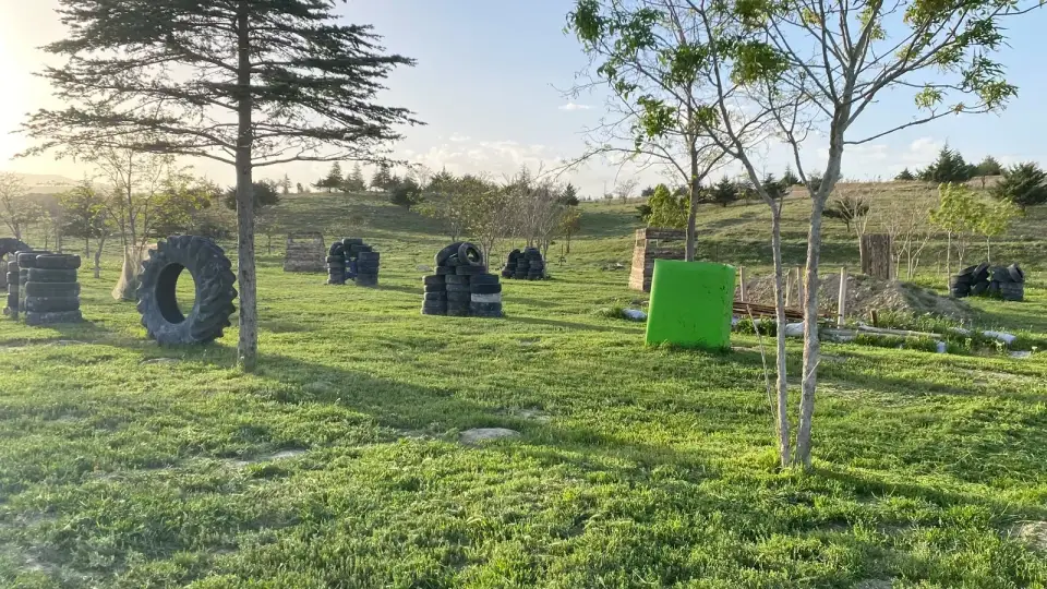 Paintball sahası: lastik barikatlar ve ağaçlar