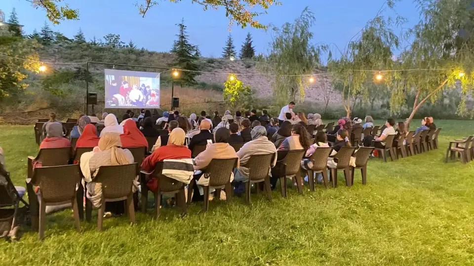 Alacakaranlıkta açık hava sineması