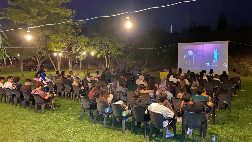 Ampul ışıkları altında açık hava sineması