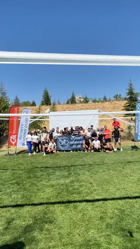 Voleybol ağı önünde toplu fotoğraf çeken topluluk, Konya