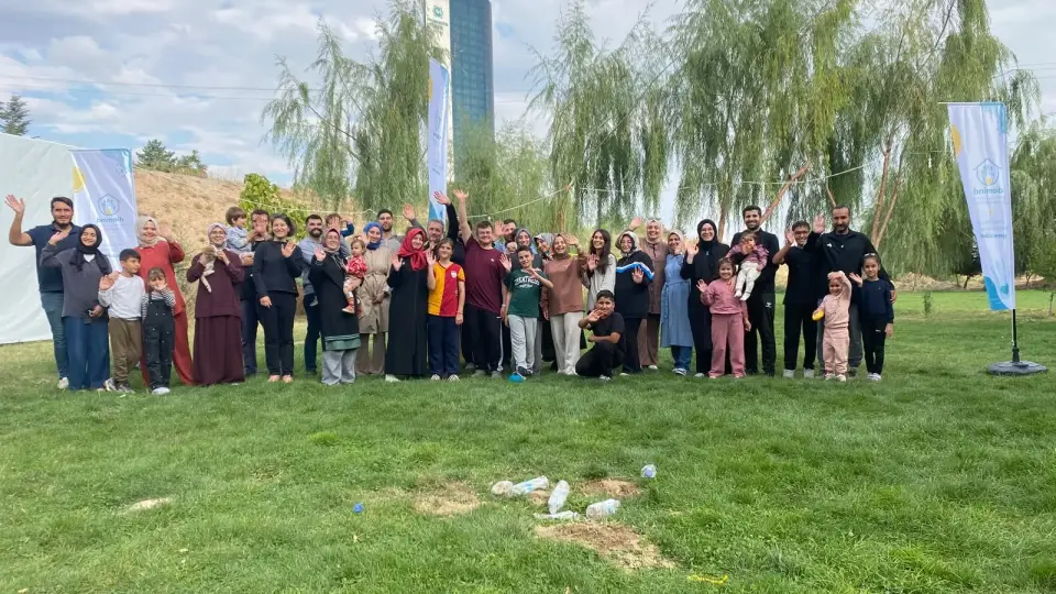 Gündüz çimde bayraklı toplu fotoğraf çeken büyük grup, Konya