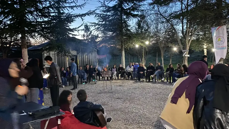Kamp alanında akşam topluca oturan katılımcılar, Selçuklu Konya