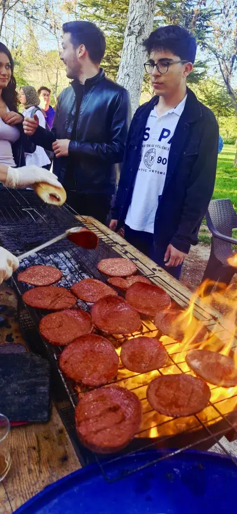 Mangalda pişen köftelerin başında sohbet eden gençler, Konya