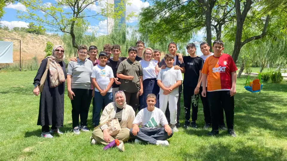 Çimde toplu fotoğraf çeken takım etkinliği grubu, Konya