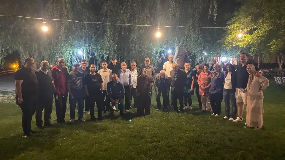 Gece etkinliğinde toplu fotoğraf